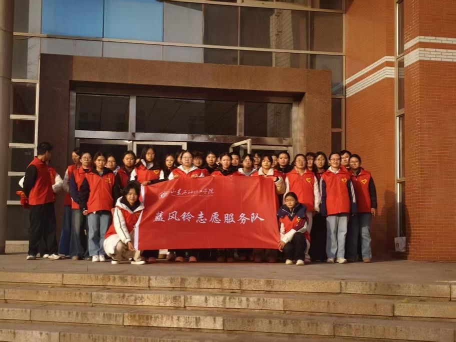 一群人站在建筑前 AI 生成的内容可能不正确。